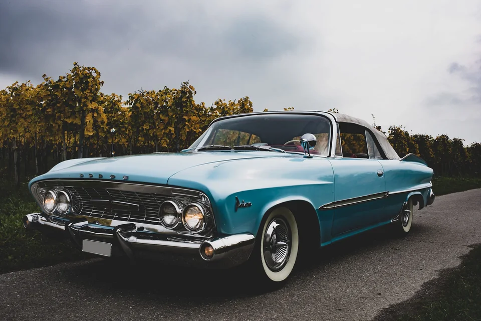De Dodge Polara schuin van voren met gesloten cabriokap